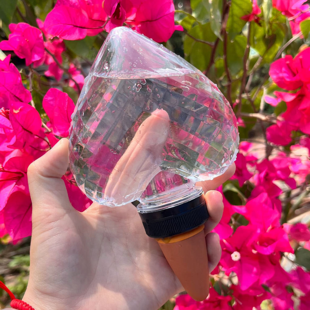 ハート型の自動給水装置。スポットライトのような光を放ちながら - Automatic Plant Waterer のレビューと価格